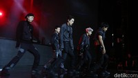 Suho cs tampil menawan dengan kostum panggung berwarna hitam.