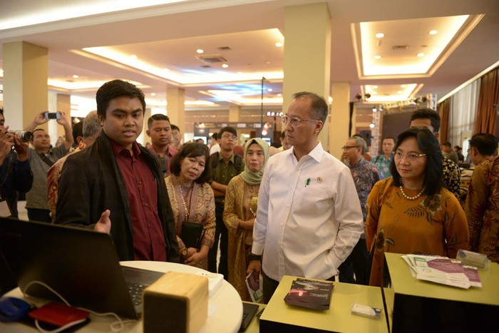 Menperin & beserta Dirjen IKMA mengunjungi salah satu booth (Foto: dok. Kemenperin) Menperin & beserta Dirjen IKMA mengunjungi salah satu booth (Foto: dok. Kemenperin)