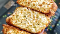 Garlic bread diberi topping keju natural yang meleleh saat dipanggang. Rasanya gurih creamy. Foto : Instagram @dil_vich_foodies