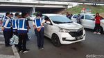 Wus... Mobil-mobil Mulai Melintas di Tol Layang Japek