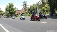 Para bikers merasakan kenyamanan Honda PCX melewati kepadatan kota Denpasar sebelum menaklukkan jalan aspal berliku dengan ketangguhan performa Honda PCX menyusuri bagian utara Pulau Dewata.