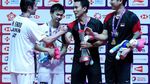 Senyum Bahagia Hendra/Ahsan Juara BWF World Tour Finals 2019