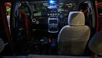 Kehadiran komponen karbon pada dashboard dan panel pintu, memberi aura lain pada mobil berkapasitas 1.000 cc ini. Penambahan roof rack pada bagian atap juga turut memberi kelapangan pada kabin mobil. Foto: Ridwan Arifin