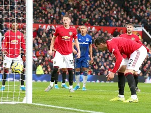 Babak I Tuntas, Gol Bunuh Diri Bikin MU Tertinggal dari Everton