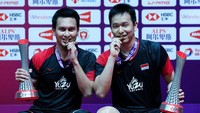 Dengan gelar di Tianhe Gymnasium, Guangzhou, Minggu (15/12/2019), Hendra/Ahsan mengoleksi gelar World Tour Finals yang ketiga. Istimewa/PBSI.