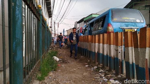 Pengguna KRL Keluhkan Tak Ada Trotoar di Stasiun Bojonggede Bogor
