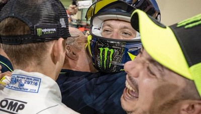 Senyum Semringah Rossi Usai Finis Ketiga di Balapan Mobil
