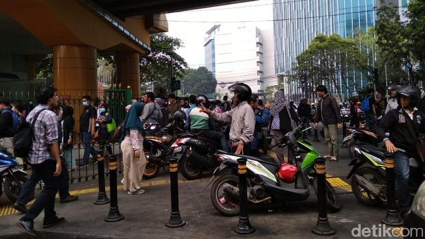 Trotoar semrawut di Stasiun Gondangdia