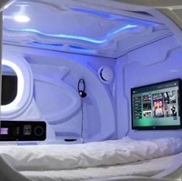 Beberapa kamar tidur di hotel kapsul bertema Star Wars juga dilengkapi dengan televisi seperti layaknya di kamar hotel mini. Kamu juga tidak perlu takut kehilangan privacy, karena masing-masing kamar tidur kapsul di Galaxy Pod Hostel memiliki pintu geser yang dapat dibuka dan ditutup sesuai dengan keinginan.  Foto: Hostelworld