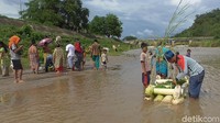 Warga juga meyakini, melarung merupakan jembatan penghubung bagi mereka agar tetap dapat menjalin silaturahim dengan leluhur yang berada di dunia lain (Abdy Febriady/detikcom)