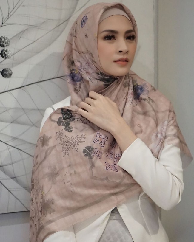 Noni Annisa Ramadhani atau dikenal dengan Donita memutuskan memakai hijab saat Ramadan, Mei 2019. Keputusannya untuk berhijab diambil usai Donita ditegur oleh anak pertamanya dari pernikahannya dengan Adi Nugroho, Athariz Alfarizqi Svarga Nugroho. Foto: instagram @donitabhubiy