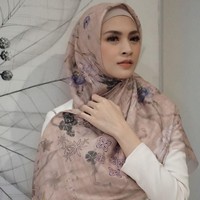 Noni Annisa Ramadhani atau dikenal dengan Donita memutuskan memakai hijab saat Ramadan, Mei 2019. Keputusannya untuk berhijab diambil usai Donita ditegur oleh anak pertamanya dari pernikahannya dengan Adi Nugroho, Athariz Alfarizqi Svarga Nugroho. Foto: instagram @donitabhubiy