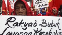 Mereka membawa sejumlah spanduk tuntutan yang di antaranya bertuliskan BPJS Gagal, Bubarkan! Wujudkan Jamkesrata, Cabut Perpres No 75 Tahun 2019 tentang Kenaikan Iuran BPJS, hingga Cukup Rinduku yang Berat, Iuran BPJS Jangan.
