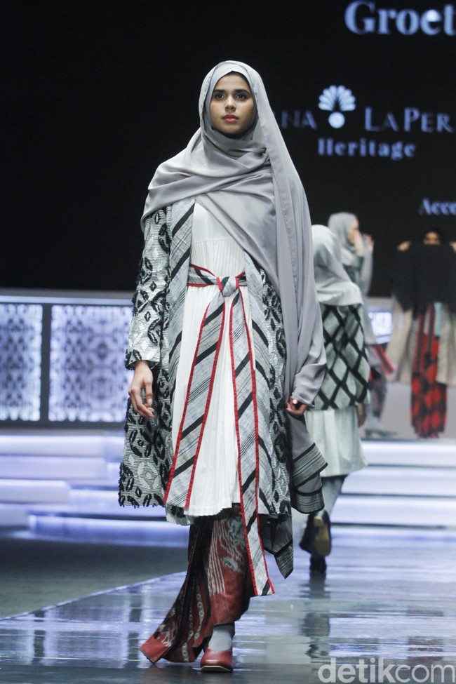 Fashion show Irna La Perle dari Irna Mutiara yang mengangkat kain Tenun Garut Hendar, Jawa Barat di Indonesia Sharia Economic Festival [ISEF] 2019, Jakarta Convention Center, Jakarta. Kamis [14/11/20109]. Foto: Mohammad Abduh/Wolipop