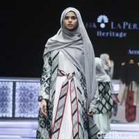 Fashion show Irna La Perle dari Irna Mutiara yang mengangkat kain Tenun Garut Hendar, Jawa Barat di Indonesia Sharia Economic Festival [ISEF] 2019, Jakarta Convention Center, Jakarta. Kamis [14/11/20109]. Foto: Mohammad Abduh/Wolipop