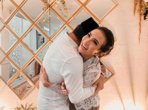 Momen Vanessa Angel Menikah, Berbalut Kebaya Putih Transparan