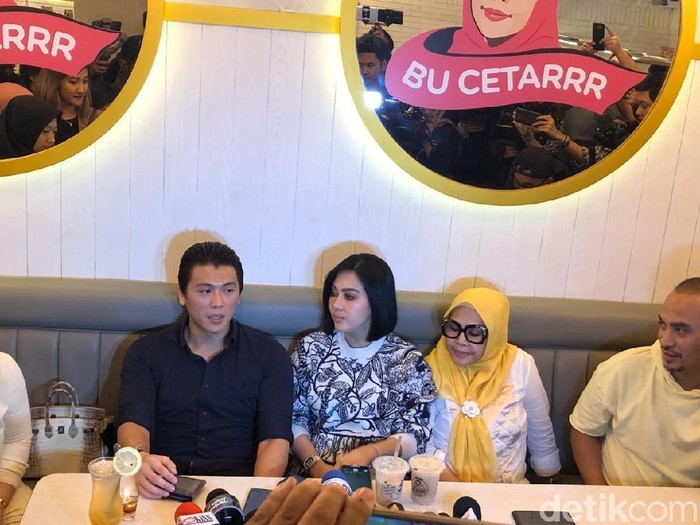 Foto Bersama Beda Gaya Ibu Syahrini Dan Reino Barack Jadi Sorotan