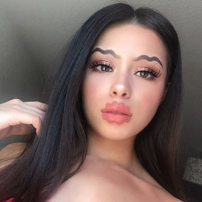 Tren bibir bergelombang ini cocok ketika dipasangkan dengan tren alis keriting yang sebelumnya sempat viral. Kira-kira, setelah alis dan bibir, selanjutnya bagian tubuh mana lagi ya yang akan dibuat menjadi bergelombang? Foto: Instagram rita_epil