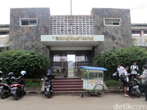 Pasang Surut Kejayaan Stadion Sangkuriang yang Kini Bak Arena Berhantu
