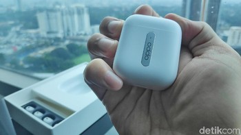 Pengoperasiannya cukup dengan dua cara yakni geser (slide) dan sentuh (tap). Double tap untuk menjawab/menutup panggilan telepon, bisa juga untuk resume/pause musik. Foto: Moch Prima Fauzi