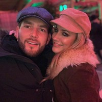 Caroline dan Lewis (27) mulai berkencan sejak Juli tahun ini. Hubungan mereka kabarnya sudah mulai merenggang sejak Oktober. Pada Kamis (12/12/2019), wanita Inggris itu bertengkar hebat dengan Lewis hingga tetangga melaporkan kejadian tersebut.  Foto: Instagram @carolineflack