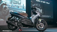 Honda Vietnam baru saja merilis penantang Yamaha Aerox 155. Dinamakan Air Blade 150, motor ini bakal mengisi segmen skutik 150 cc yang berkarakter sporty. Melansir dari laman MotoSaigon, Air Blade 150 merupakan motor skutik yang mengusung desain maskulin./Foto: MotoSaigon