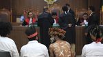 Pengibar Bendera Bintang Kejora Pakai Topi Kari saat Sidang