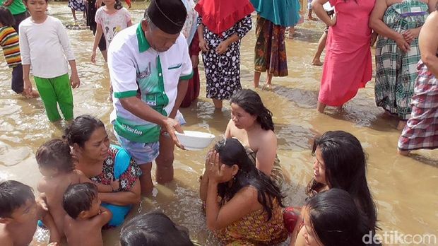 Warga Polewali Mandar Punya Tradisi Mandi Bareng 