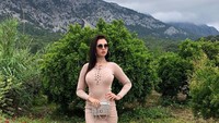 Kalau ini, saat Tatyana menikmati pemandangan alam Antalya di Turki yang hijau dan sejuk (Instagram/@tatarka5)