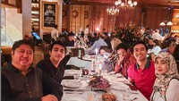 Begitu pula dengan momennya kali ini, Vidi Aldiano mengajak adik dan kedua orang tuanya untuk bersantap di restoran mewah. Foto: Instagram @Vidialdiano