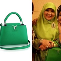 Tidak ketinggalan tas Louis Vuitton seri Capucines berwarna hijau yang matching dengan warna busananya. Harga tas tersebut di kisaran US$ 5000 atau Rp 70 juta. (Foto: Instagram/@nevizuariana)