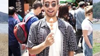 Ketika berlibur, makanan adalah salah satu hal yang dicari Vidi Aldiano. Seperti pada momennya kali ini, ia tampak seru memakan makanan street food yang penampilannya seperti sate ini. Foto: Instagram @Vidialdiano