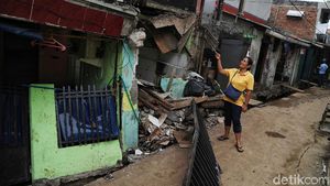 Penampakan Rumah yang Ambruk Gegara Proyek DKI