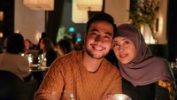 Vidi Aldiano juga termasuk orang yang dekat dengan keluarga. Salah satunya ibu, bahkan ia sering membagikan momen ketika makan berdua dengan ibu di restoran. Foto: Instagram @Vidialdiano