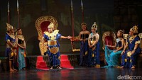Ketua Dewan Pengawas (Dewas) BP Jamsostek Guntur Witjaksono berperan sebagai Hayam Wuruk dan Evi Afiantin berperan sebagai Ratu Tribuana Tungga Dewi saat pentas ketoprak di Gedung Kesenian Jakarta, Senin (16/12/2019).