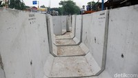 Nantinya saluran air yang sudah dikeruk akan dipasangi box culvert.