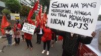 Tak sedikit dari mereka turut serta membawa anak-anaknya.