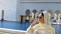 Tatyana juga pernah berkunjung ke Masjid Syeh Zayed di Abu Dhabi. Untuk menghormati kesucian masjid, Tatyana pun mengenakan baju muslim yang tertutup (Instagram/@tatarka5)