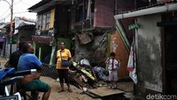 Satu rumah rusak pada bagian pagar. Satu lagi mengalami kerusakan di dapur.