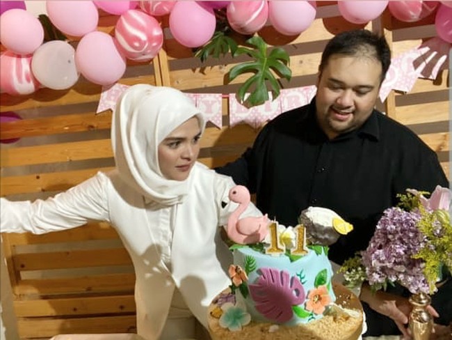 Hubungan Rosmanizar dan Didi Mahardika telah berakhir. Hal itu diketahui saat Rosmanizar menjawab pertanyaan warganet tentang hubungannya dengan cucu Soekarno itu. Kabar perceraian Rosmanizar dengan Didi Mahardika berawal dari hilangnya foto kebersamaan mereka. Pertanyaan ini sudah berkali2 ditanyakan, dan aku bermaksud ingin meluruskan. Antara aku dan mas Didi Mahardika sudah tidak ada hubungan pernikahan lagi. Dan aku harap bestie2 ku tersayang, kalian tidak perlu menanyakan lagi alasan apa kami berpisah! jawab Rosmanizar. Foto: Dok. Instagram/rosmanizar12.