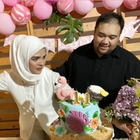 Hubungan Rosmanizar dan Didi Mahardika telah berakhir. Hal itu diketahui saat Rosmanizar menjawab pertanyaan warganet tentang hubungannya dengan cucu Soekarno itu. Kabar perceraian Rosmanizar dengan Didi Mahardika berawal dari hilangnya foto kebersamaan mereka. Pertanyaan ini sudah berkali2 ditanyakan, dan aku bermaksud ingin meluruskan. Antara aku dan mas Didi Mahardika sudah tidak ada hubungan pernikahan lagi. Dan aku harap bestie2 ku tersayang, kalian tidak perlu menanyakan lagi alasan apa kami berpisah! jawab Rosmanizar. Foto: Dok. Instagram/rosmanizar12.