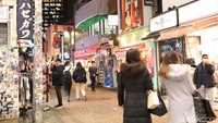 Masuk ke dalamnya, traveler bisa mendapati sejumlah toko suvenir hingga brand-brand ternama seperti Daiso dan lainnya. Deretan factory outlet dan penjaja suvenir itu pun kian semarak dengan sejumlah wisatawan hingga masyarakat lokal yang tampak mencolok dengan atributnya masing-masing (Randy/detikcom)