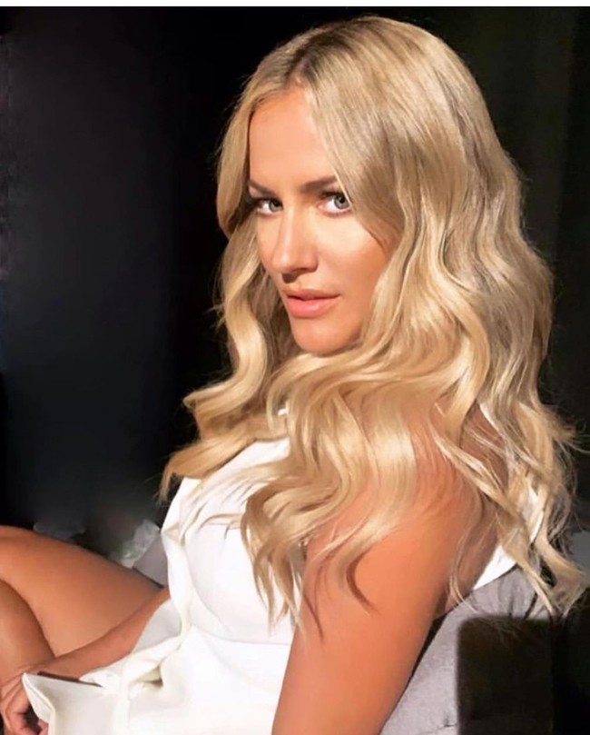 Tim paramedis dengan ambulans pun menyambangi rumah Caroline di London, tempat kejadian pertengkaran. Kabarnya, Caroline melempar kekasihnya yang usianya 13 tahun itu dengan ponselnya hingga ada bagian tubuhnya yang berdarah. Lewis diyakini terluka dan dibawa ke rumah sakit, meski tidak ada luka yang serius.  Foto: Instagram @carolineflack