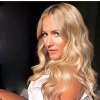 Tim paramedis dengan ambulans pun menyambangi rumah Caroline di London, tempat kejadian pertengkaran. Kabarnya, Caroline melempar kekasihnya yang usianya 13 tahun itu dengan ponselnya hingga ada bagian tubuhnya yang berdarah. Lewis diyakini terluka dan dibawa ke rumah sakit, meski tidak ada luka yang serius.  Foto: Instagram @carolineflack