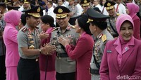 Senyum tersungging di bibir Listyo Sigit saat mendapat ucapan selamat dari Kapolri Jenderal Idham Azis.