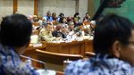 Komisi XI Ratas dengan OJK
