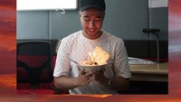 Saat berulang tahun, Vidi Aldiano tampak berbahagia mendapatkan kejutan ulang tahun berupa semangkuk mie ayam, lengkapi dengan kerupuk pangsit yang diberi lilin ulang tahun. Foto: Instagram @Vidialdiano