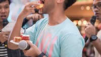 Kabar Vidi Aldiano tentang dirinya yang didiagnosis terkena kanker ginjal tentunya membuat semua orang terkejut. Tak disangka, padahal sebelumnya Vidi Aldiano termasuk orang yang aktif. Seperti pada momen di sebuah acara ini, ia nampak bersemangat makan kue. Foto: Instagram @Vidialdiano