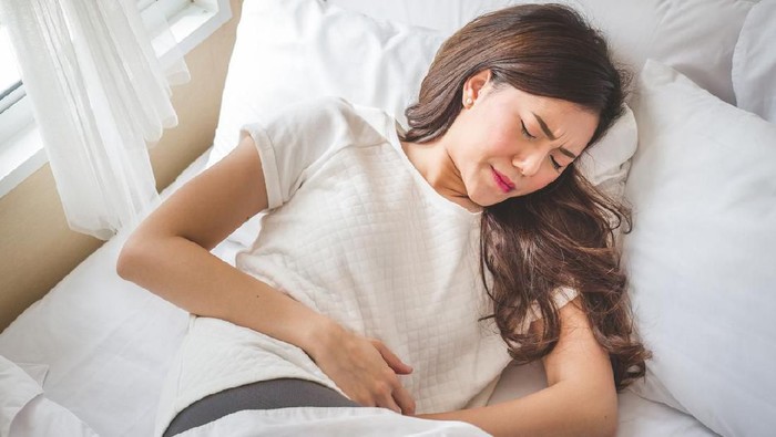 ilustrasi rahim Asian woman stomachache, feel pain for period conceptAsian woman stomachache, feel pain for period concept