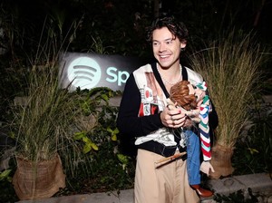 Harry Styles Beri Kejutan, Fans Ini Girang hingga Nyaris Pingsan